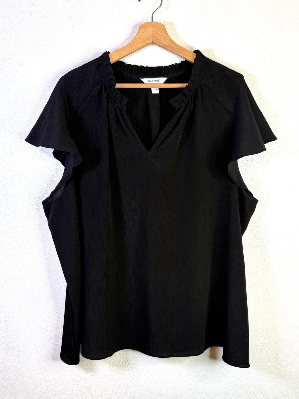 Nine West Black Flutter Sleeve Ruffle Neck
Popover Blouse Women’s Size 2X
